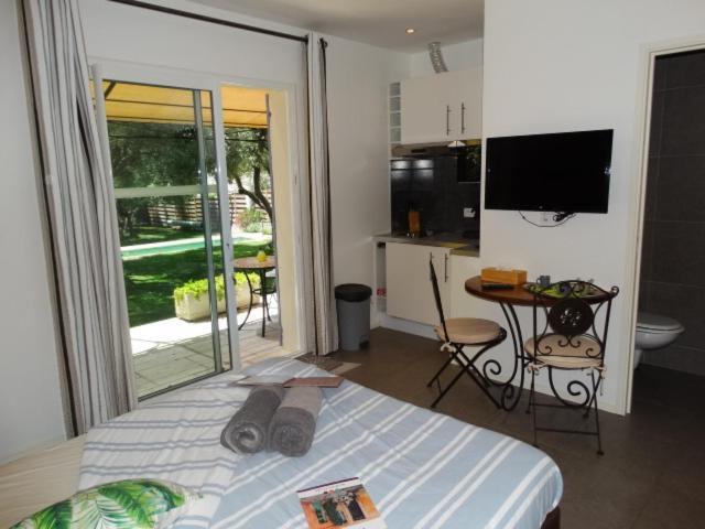 Châteauneuf-du-Pape Gites En B&B Le Clos De La Cerise מראה חיצוני תמונה